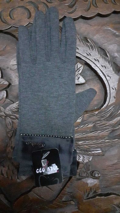 Luvas ainda com etiqueta