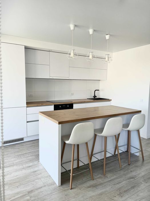 Продам простору квартиру-студію з панорамним виглядом по Коновальця