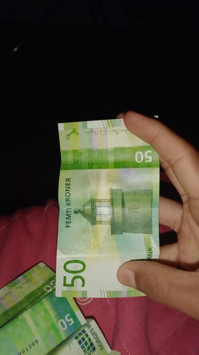 4 notas de 50 norueguesas