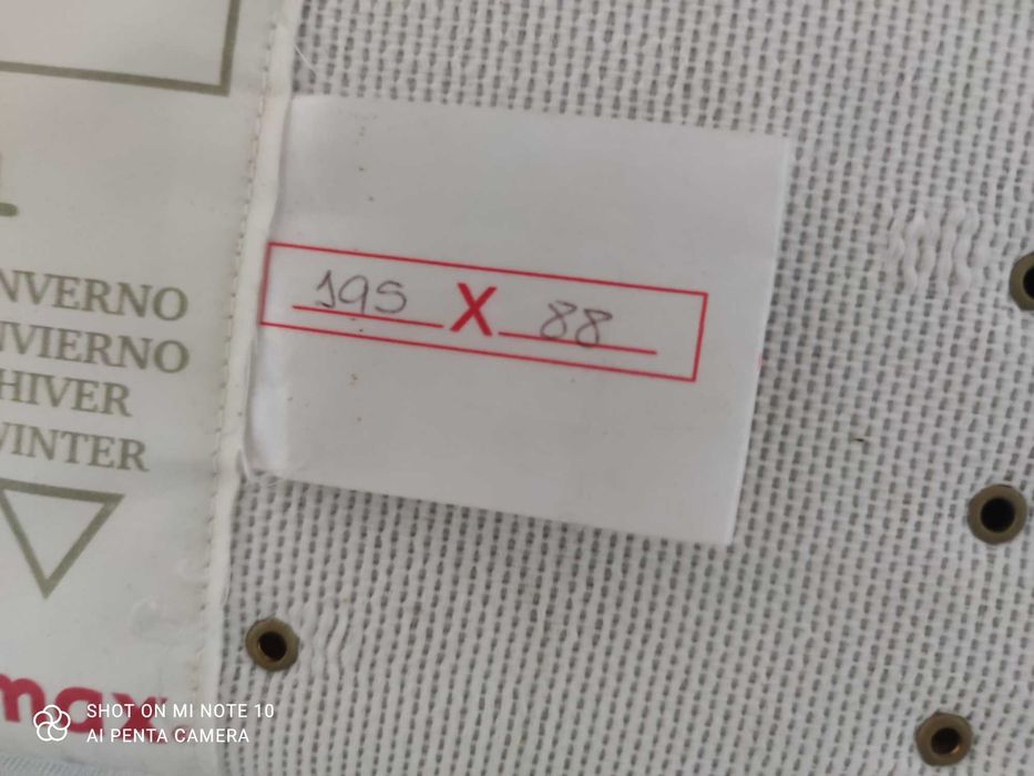 Cama em ferro de cor preto de solteiro