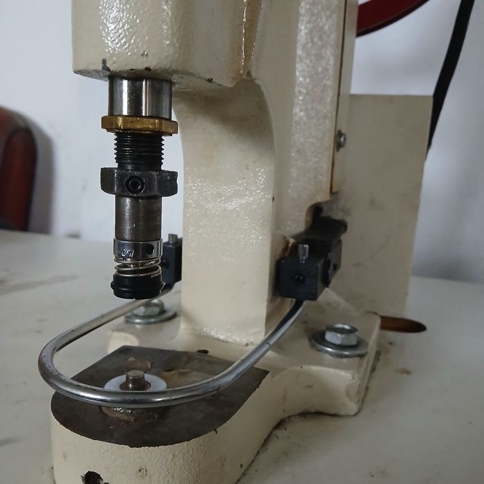 Одноголовий електричний прес для встановлення металофурнітури