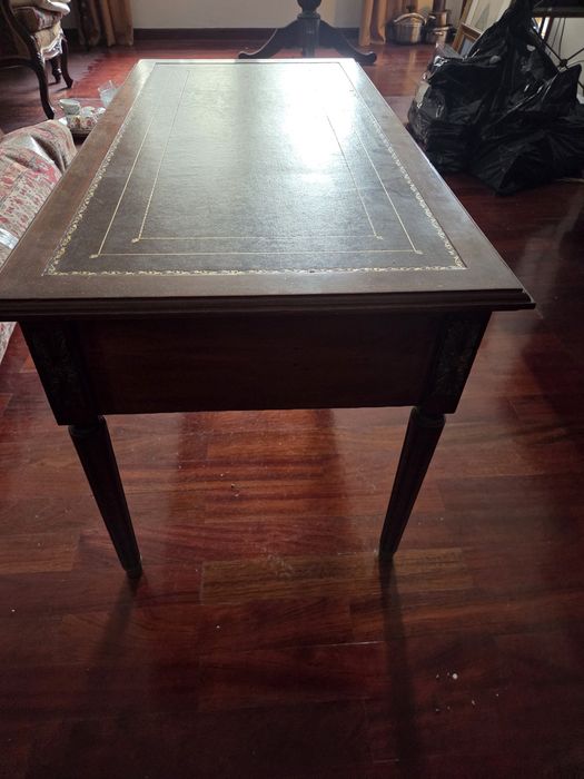 Mesa de apoio com gavetas