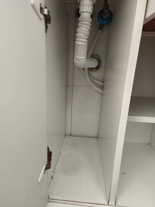 Móvel de casa de banho branco com duas portas