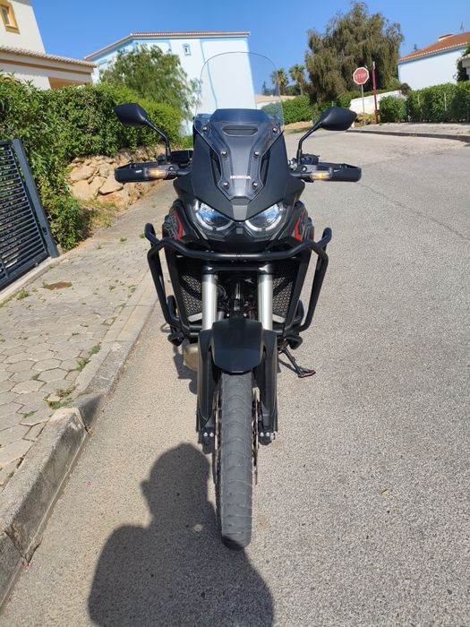 Africa Twin 1100L DCT - Impecável