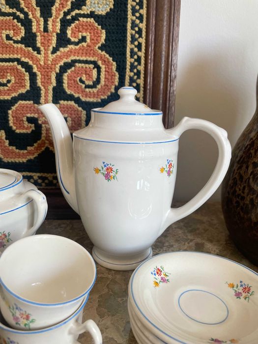 Flower-Decorated Tea Set430538234424217602
