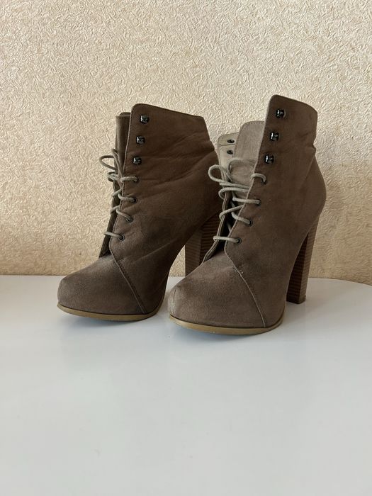 Жіночі ботильйони на високих підборах