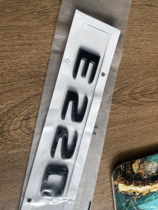 Czarny Emblemat Znaczek tył Mercedes E220 Czarny/Nowy!