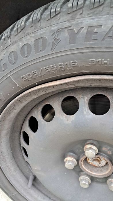 Opony zimowe Goodyear z felgami stalowymi