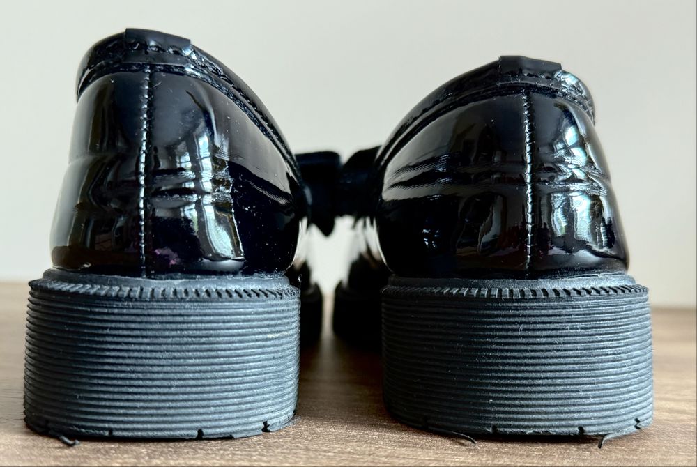 Lakierki czarne. Eleganckie buty. Półbuty
