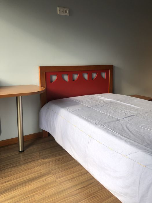 Cama e mesinha
