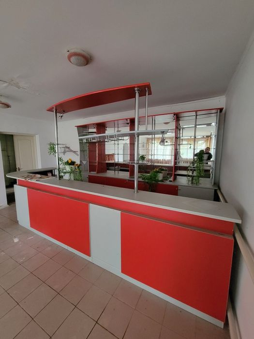 Продам барну стійку та вітрини і стелажі