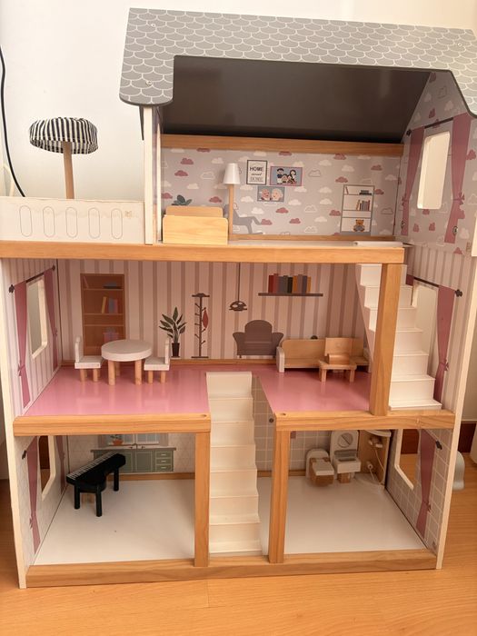 Casa de bonecas c/ acessorios como nova