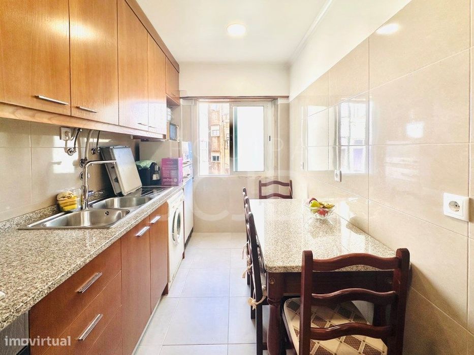 Apartamento T2 Renovado com Varanda e Elevador | Entrecampos, Lisboa