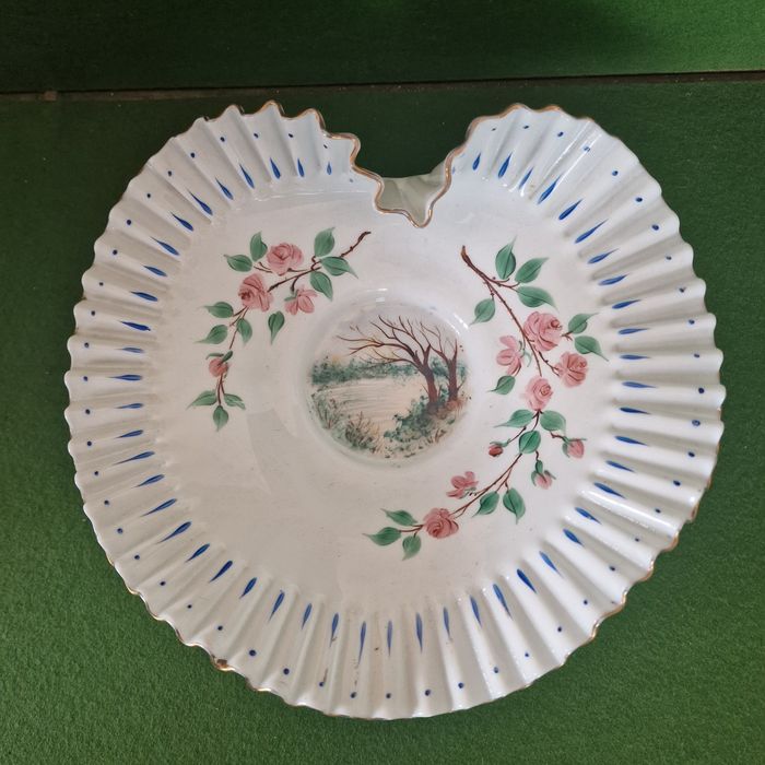 Grande centro de mesa em vidro opalino com folhos