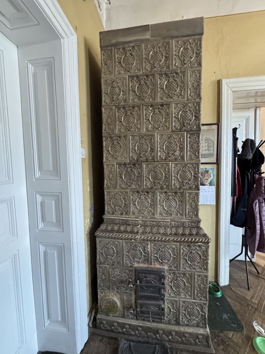 Zabytkowy piec kaflowy