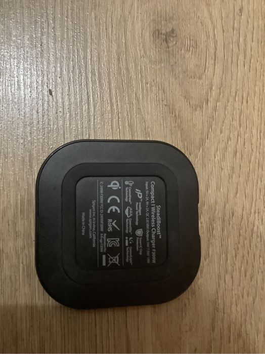 Беспроводная зарядка spigen