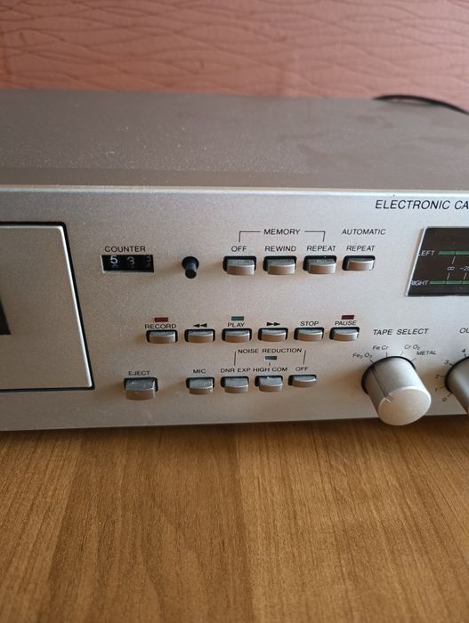 Sprzedam magnetofon kasetowy.