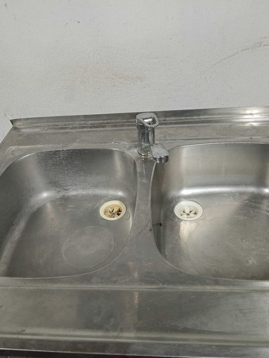 Zlewozmywak dwukomorowy z baterią