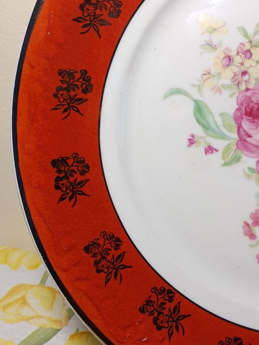 Piękny porcelanowy talerz do powieszenia.