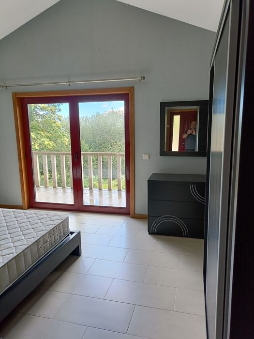 Cama em madeira maciça moderna e robusta