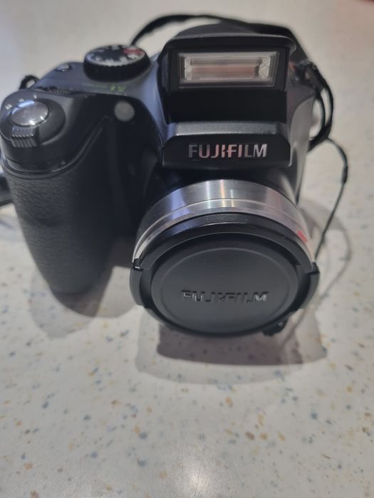 Apart Cyfrowy Fuji  FinePix S500 komplet.