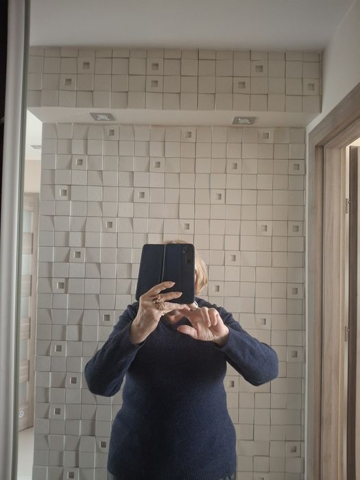 Sweter granatowy w serek damski