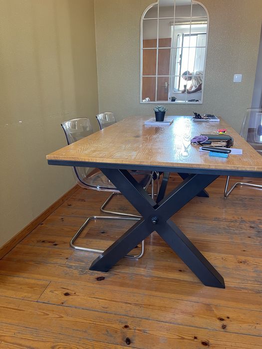 Mesa de jantar base em metal e tampo em madeira