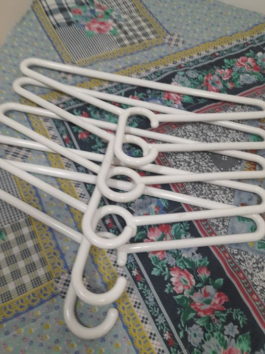 10 cabides brancos resistentes