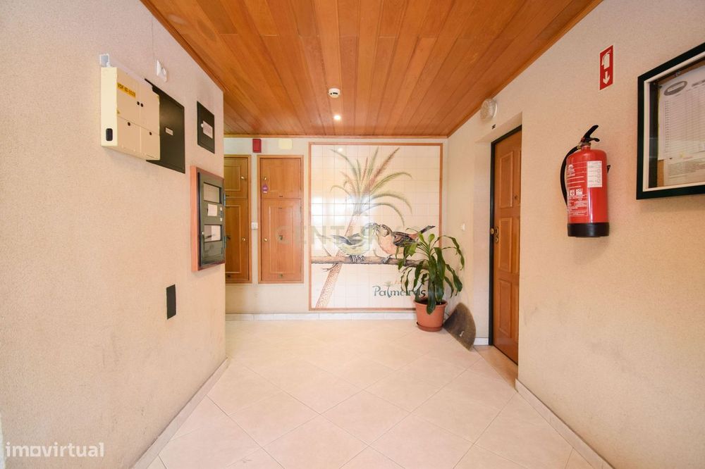 T3 Duplex 116m no Carregado em urbanização tranquila com acesso direto