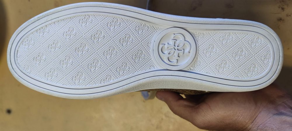Продам  кожаные красовки Guess