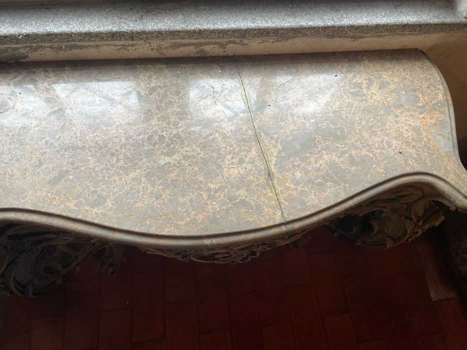 Credencia antiga com pedra marmore rosa (pedra partida)