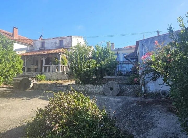 Duas Moradias e terreno