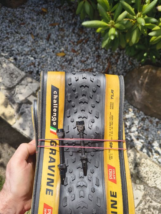 Gravel Opony Challenge Gravine Pro TLR 2szt 45c dodatkowo wentyle tubeless 2szt