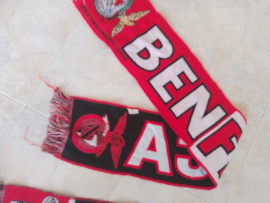 Dois cachecóis oficiais do Benfica