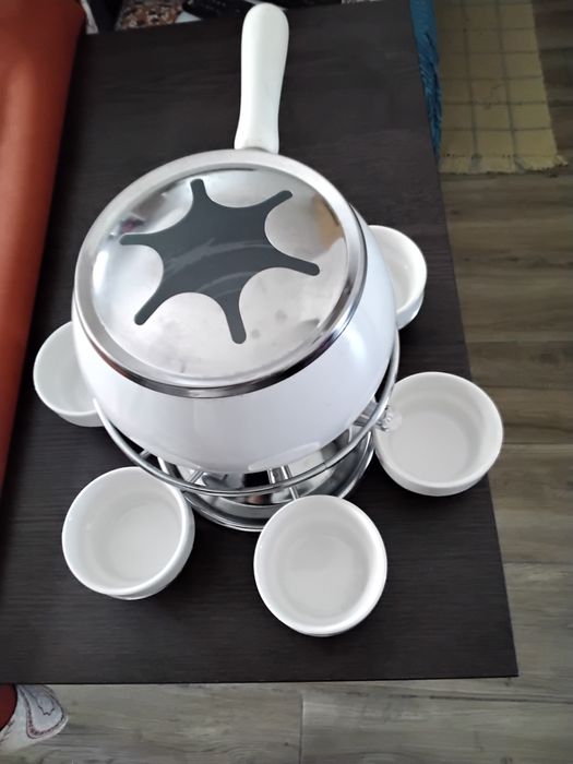 Fondu em inox e esmalte branco