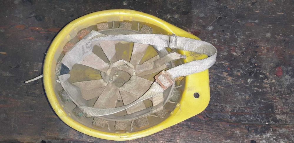 żółty kask ochronny, używany