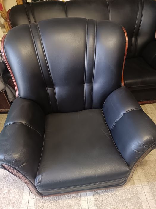 Vende-se conjunto de 3 sofás de Couro em preto