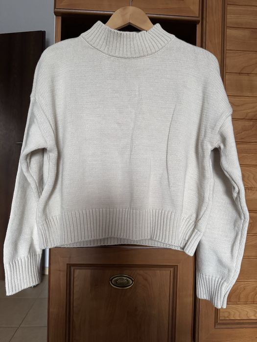Bezowy sweter luzny akrylowy