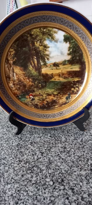 Bonito prato de porcelana.