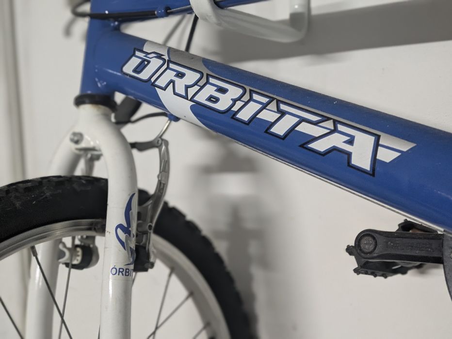 Bicicleta de criança orbita