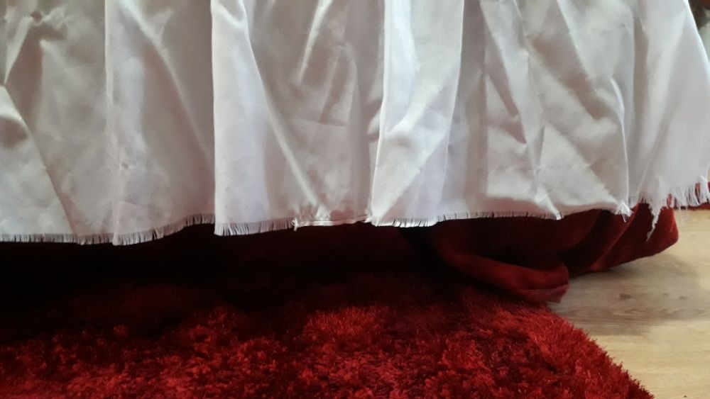 White bedspread with ruffles64739326282498124
