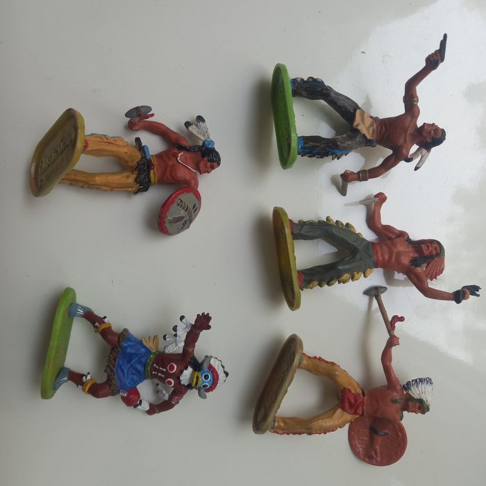 Фигурки индейцев и ковбоев Эластолин.