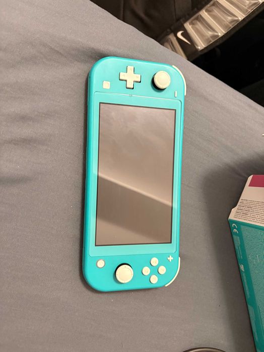 Nintendo Switch Lite Cyan z etui i ładowarką