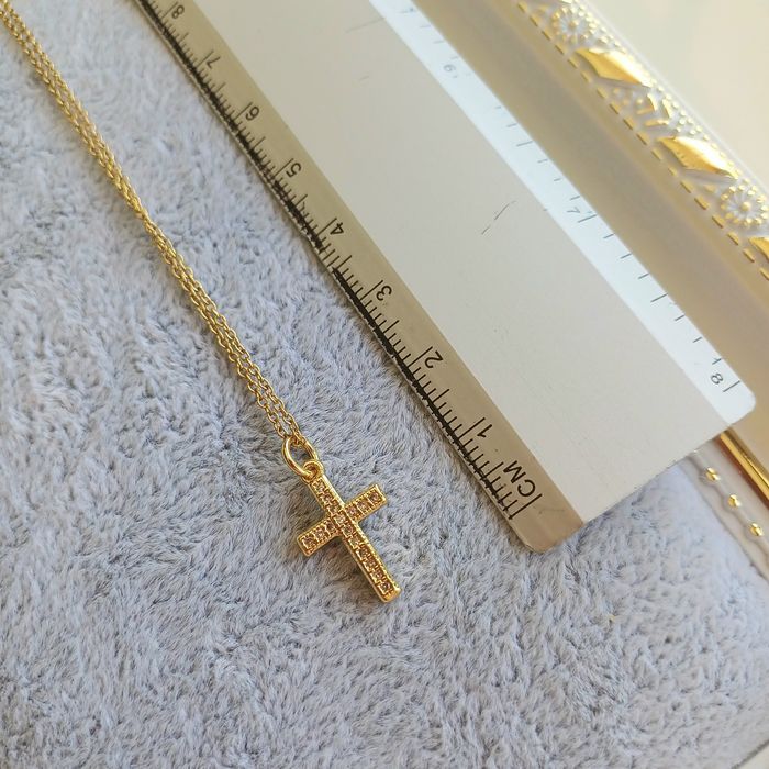Colar Minimalista e Delicada Cruz Cravejado em Zirconia Swarovski Aço inoxidável Banhado a Ouro