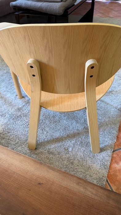 Conjunto sala composto por cadeiras e mesa