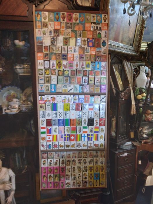 Colecção de 250 caixas de fosforos  num quadro