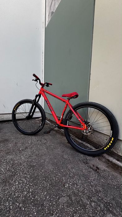 Berg com componentes Maxxis, RockShox e MT201