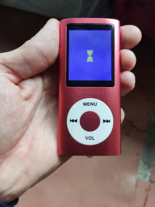 iPod красного цвета под ремонт или на запчасти