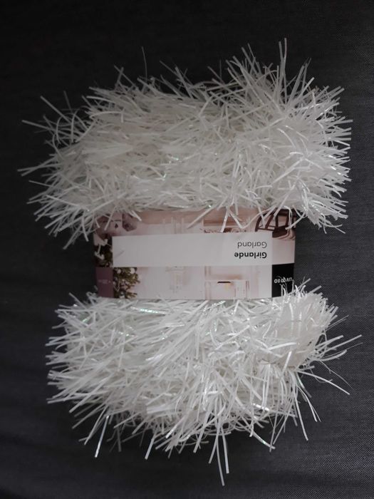 biała girlanda biały łańcuch dekoracyjny ozdobny