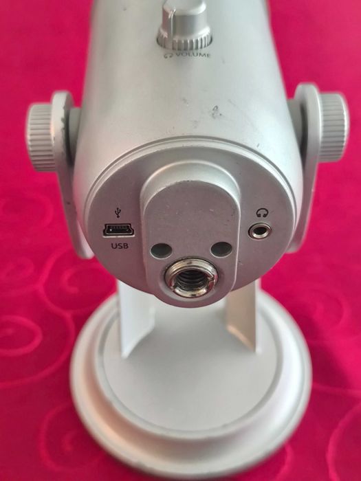 Microfone Blue Yeti USB Prateado para Gravação e Transmissão em PC